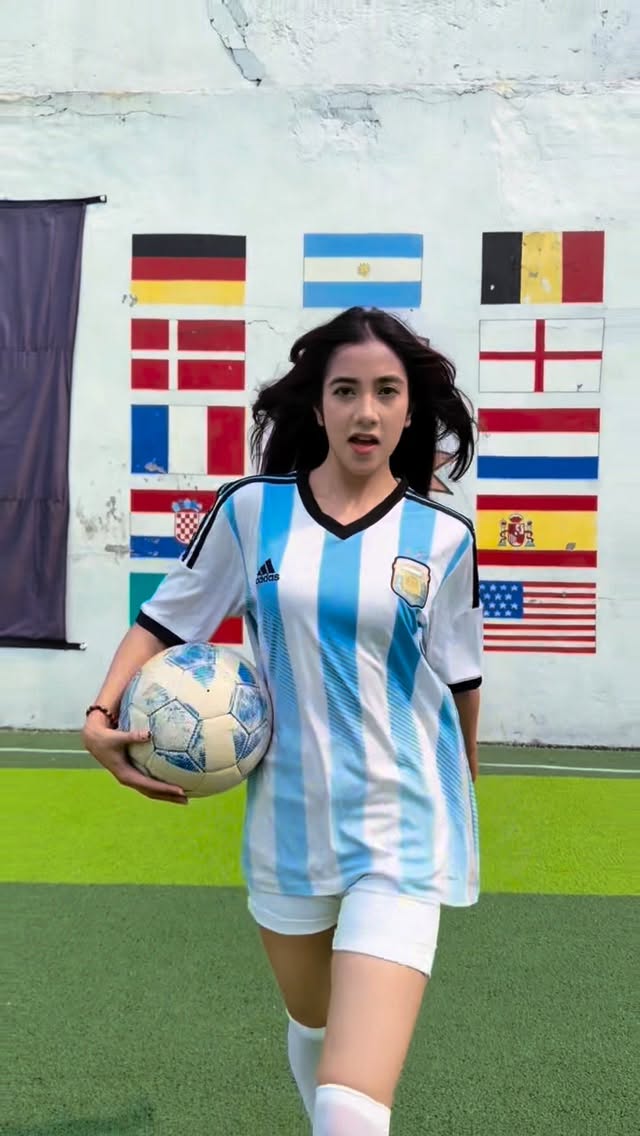 Dai Dai 🔥⚽️🇧🇩 @shakira @fifaworldcup @fifa 
Which team are you supporting this World Cup? 🏆