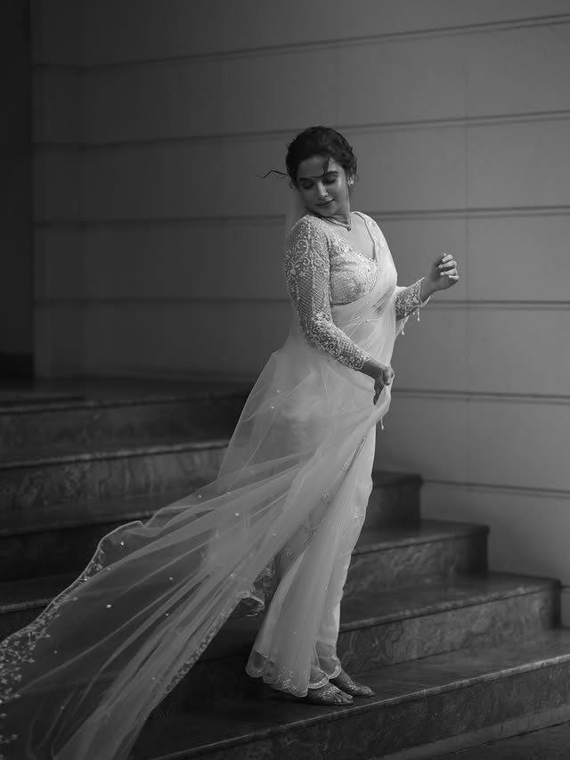 Soft light, lace, and a trail of dreams. 💫✨📸 @jenz_joz Makeup @parvathyrajsmakeupstudio Saree @parinayah by @annam_jon