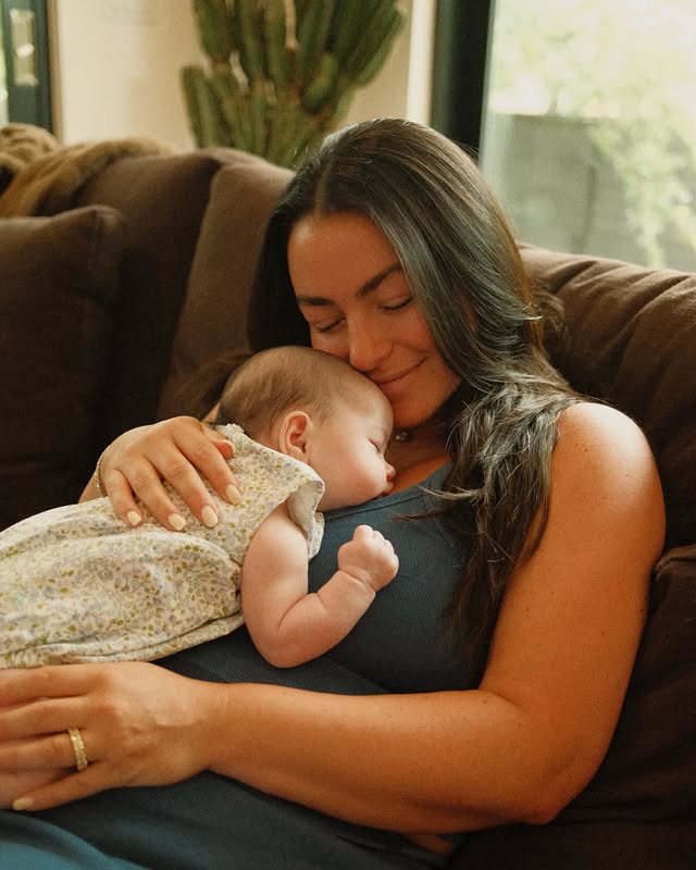 swipe if you need a reminder 💛

my whole algorithm seems to be telling me how to get a summer body right now. i’m over here almost 2 months postpartum, trying to love my body through every chapter, not just the ones the internet celebrates. maybe the goal isn’t a summer body. maybe it’s a body that feels loved all year long. ilyso !!!