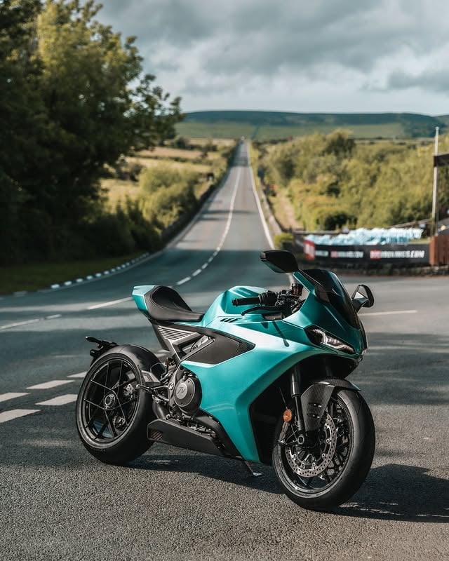 As TT fortnight draws to a close, supporting the WRWR Legacy Lap is one we won't forget in a hurry. And when you're on the Isle of Man with the Manx R, named after an icon woven into the island's DNA - how could we not. 📸 by @norton.motorcycles