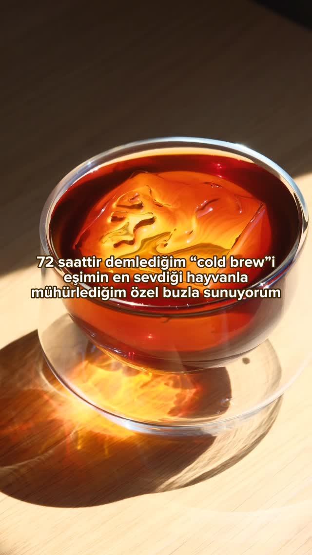 72 saattir demlediğim “cold brew”i eşimin en sevdiği hayvanla mühürlediğim özel clear ice ile sunuyorum. pazartesi gününe mükemmel bir cold brew ile başlamak için cuma günü saat 11:00’de kahve odasındaydım. 50 gram kahveyi öğütmeden önce ıslattım ve cold brew konusunda alışılagelmişin tersine oldukça ince bir ayarda öğüttüm. kahvemi aktardıktan sonra 11°C suyla kahveyi demleyeme başladım. 500ml su ekleyip 72 saat boyunca buzdolabında beklettim. pazartesi cold brew’i süzmek için heyecanla uyandım. kahve barına doğan güneşle kahvenin parlak kızıllığı buluşunca heyecanım daha da katlandı. süzülüşünü bir süre zevkle izledim. ardından kahve koleksiyonumuzun en özel parçalarından biriyle bu deneyimimizi daha da özelleştirmek için kendi tasarladığımız desenimizle clear ice’mızı mühürledim. kahve tüm parlaklığıyla bu özel buzun üzerinden aktıkça güneş ışığıyla birlikte daha etkileyici bir görüntü çıktı ortaya. 

#reklam