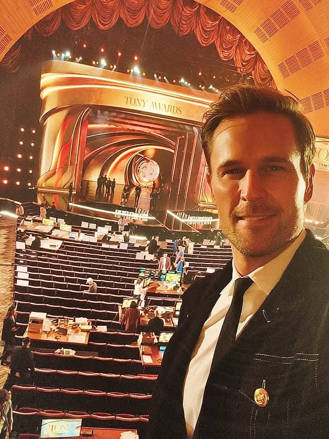 @thetonyawards dress rehearsal. this year’s show is so good y’all— @pink kills, and the performances are fantastic….. in awe of this community. do not miss. 🖤💫👯 #tonyawards by @danamboyer
