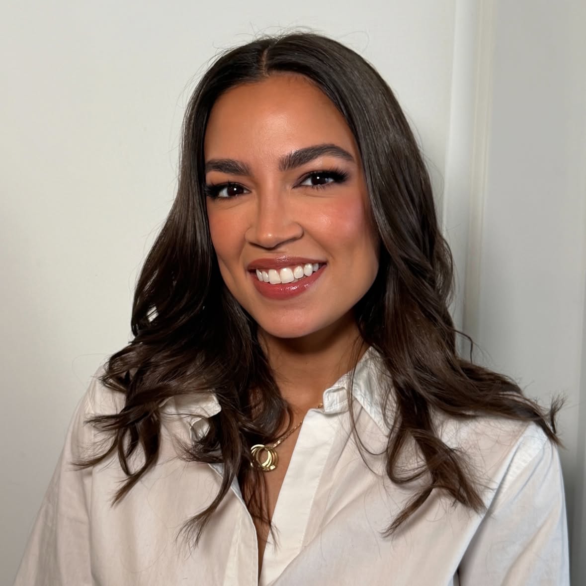 Still pinching myself. It was an incredible honor to do makeup for @aoc —an inspiring woman whose presence is as powerful as her purpose. Grateful beyond words for the opportunity. ✨🇵🇷

Make Up: @allanaponte @theonly.agency