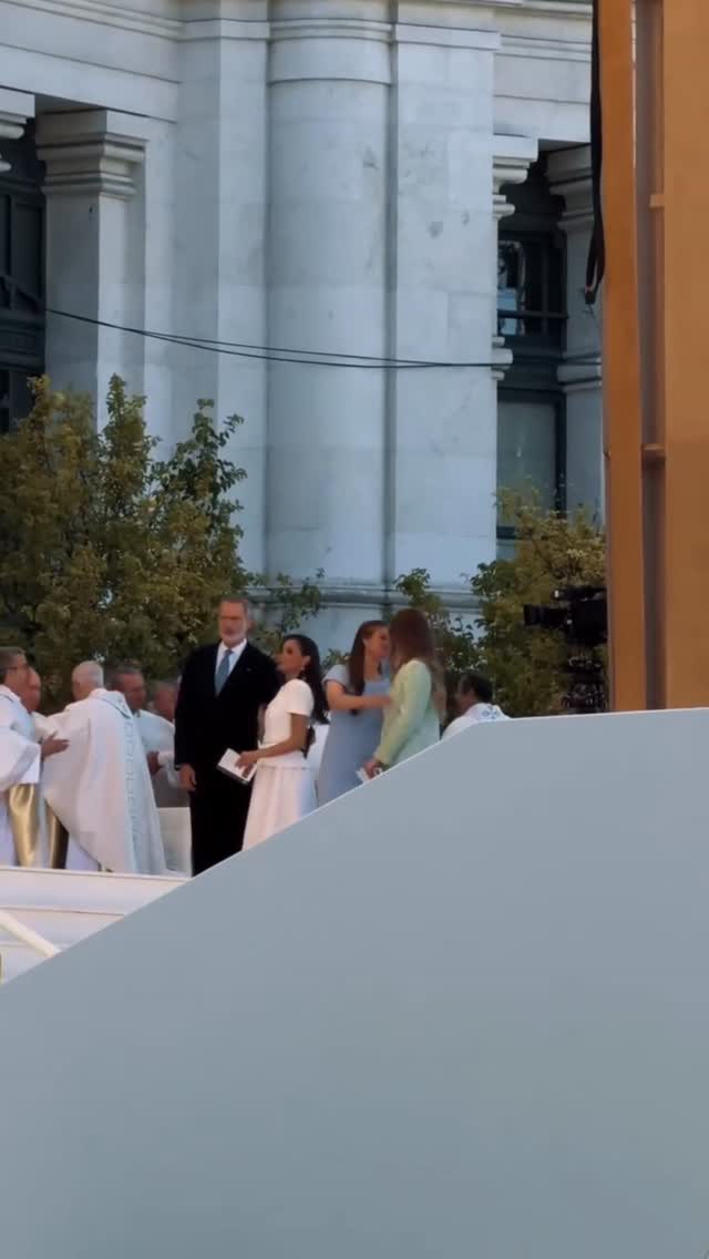 07.06.26Sus majestades los Reyes, acompañados de Sus Altezas Reales la Princesa de Asturias y la Infanta Sofía, asistieron a la Santa Misa del Corpus Christi oficiada por el Papa León XIV en la Plaza de Cibeles, en Madrid.#InfantaSofia #PrincesaLeonor #ReinaLetizia #ReyFelipe #PapaLeon ©️ Casa de S.M el Rey by @leonorysofiaaltezasreales