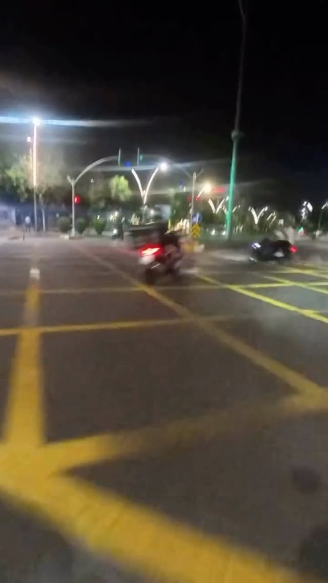 Lampu hijau bukan jaminan selamat yah gaes!🥵

#kecelakaan #tabrakan #edukasiberkendara #safetyriding #accident
