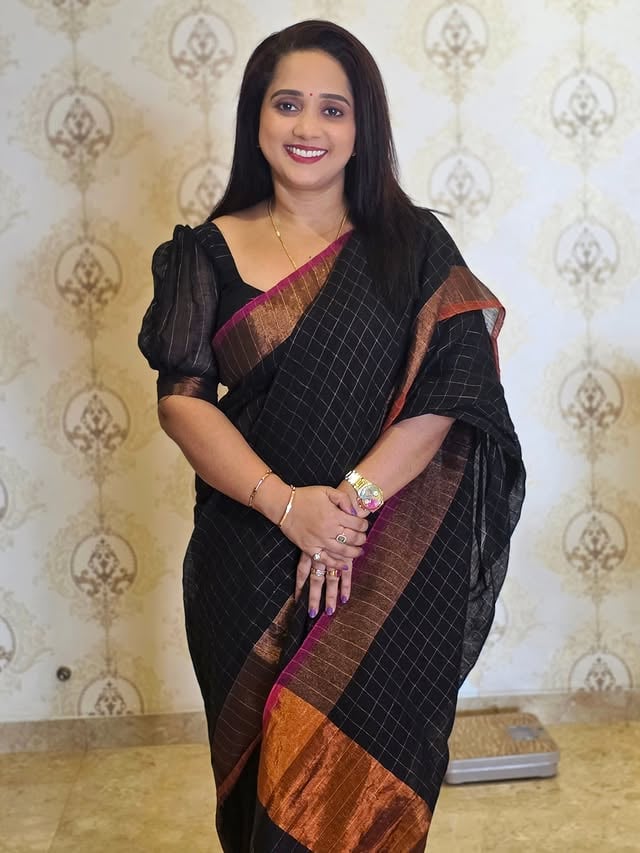 Black is my all-time favorite.🧡🖤💖Black linen saree.. Very soft material @roohbysapna Stylist @vdu_v_design_u Make up @roshnairin_makeovers Videography &editing @niyaroseann #annmariaofficial #linen #linensarees #saree #sareelover by @annmaria_official
