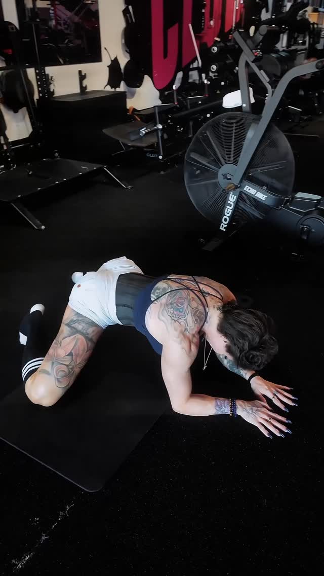--Before every leg day, I spend a few minutes warming up my knees and hips so I can move better, feel better, and get more out of my workout.Give these movements a try and see how they feel for you. A little prep work can go a long way when it comes to performance and longevity.If you’re interested in coaching and need help reaching any fitness goal—whether it’s weight loss, muscle building, strength, mobility, or overall health—DM me “READY” by @jennaguirre7877