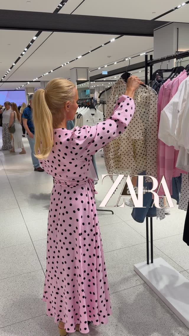 𝐙𝐚𝐫𝐚_____________Dzisiejszy przegląd nowości @zara zdominowały grochy i groszki - nie było to zamierzone, tak samo wyszło ⚪️⚫️Oczywiście dajcie znać, czy coś Wam się spodobało i czy macie groszki w swojej szafie. Jeżeli będziecie potrzebowały numerów referencyjnych - napiszcie w komentarzu 🤗.Na sobie mam sukienkę w grochy od @rosa.store.pl _____________Zara nowości - przegląd Zara - nowa kolekcja - Zara haul - przegląd sieciówek - codzienne stylizacje - fashion inspo - inspiracje - moda .#zaraoutfits #unboxingvideos #zaralook #newinzara #unboxingreel by @ew_ka1