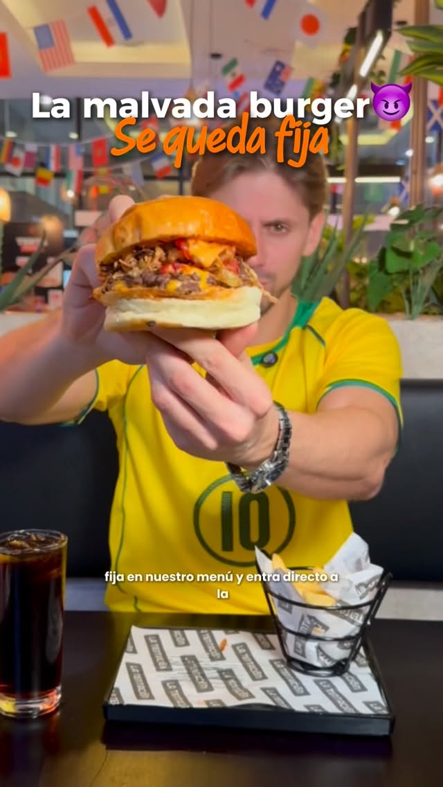 La Malvada Burger llegó para quedarse😈🔥Aprovecha de ver los partidos del #mundial mientras disfrutas de tu burger😎⚽️Te esperamos en La Tentación🔥#burgers #hamburguesas #promo #futbol by @latentacion.ve