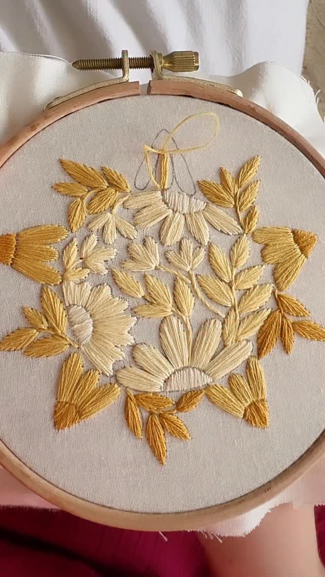 Here comes the “Sweet Sunflowers” embroidery pattern ☀️☀️☀️ This embroidery pattern is admittedly pretty simple, but also very beginner friendly & easily customizable with all sort of colours ⭐️✨ I know a lot of my patterns seem very complex and time consuming, so I hope this is a nice little change! It would look super cute on a baseball cap or a tshirt pocket too 🫶🏻What do you guys think? Do you like simpler style patterns like this? I’d love to hear feedback ☀️#sunshine #embroiderypattern #beginnerembroidery #summeractivities #sunnydaysahead by @byalyploof