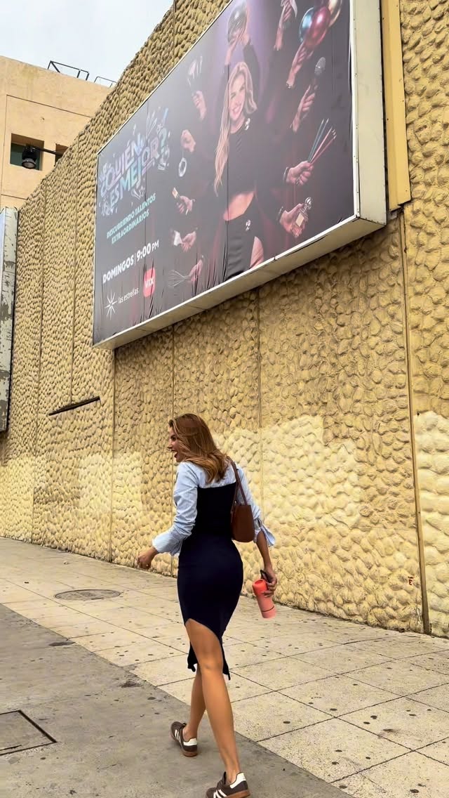 Desde que pise por primera Vez este canal, veía desde la ventana las producciones maravillosas que estaban por estrenarse, y se me levantaba el corazón, de saber que algún día estaríamos ahí. 
Hoy llegando, desde mi ventana veo esta maravilla que estaban montando y mi corazón se detuvo de emoción !!!!! 
GRACIAS !!!! por permitir mostrar este gran sueño el día de MAÑANA a las 9pm por @canalestrellas QUIENES ES MEJOR 🤍🤍🤍