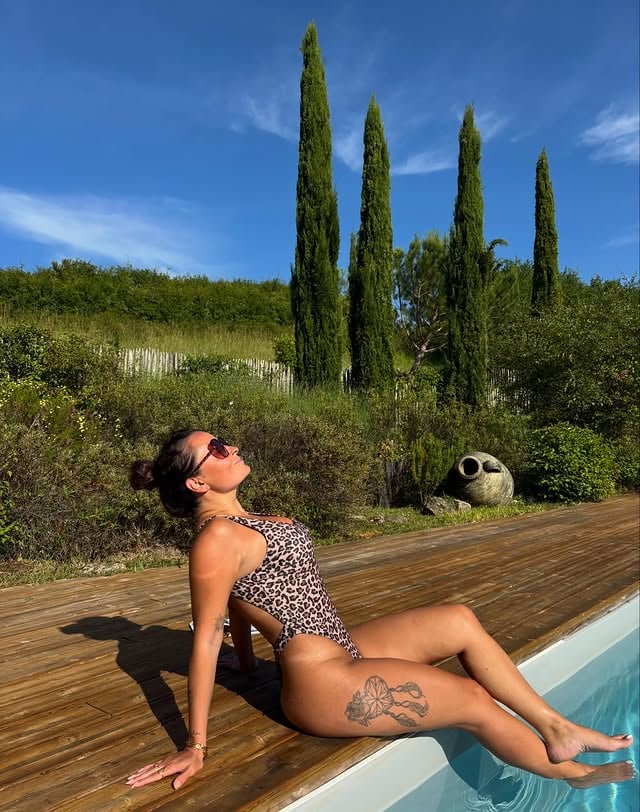 Derniers rayons de mes 36 ans ☀️Demain, place aux 37 😎✨#newchapters #goldenhour #summermood #takeyourtime #pooltime 🥂 by @pepette33600