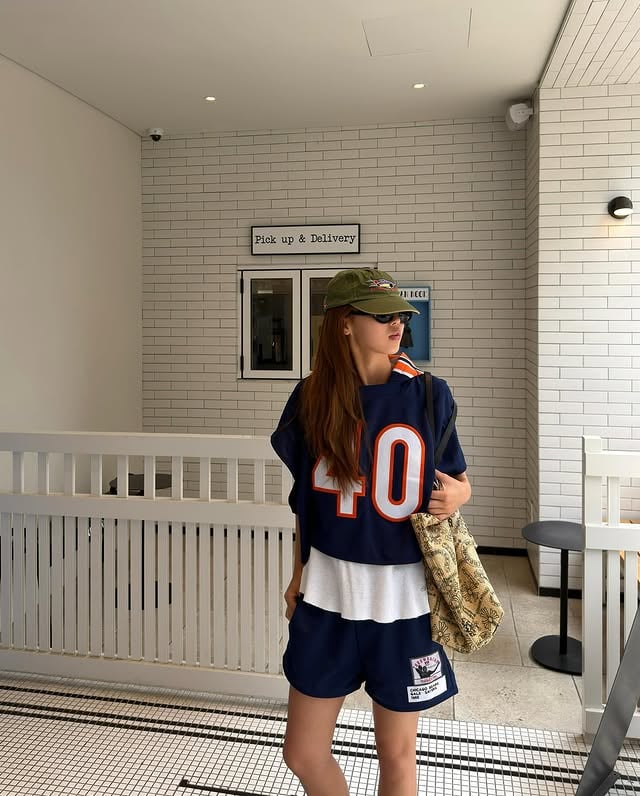 77CIRCA의 새로운 리워크 셋업 아이템, Cutback Game Hoody & Shorts / 컷백 게임 후디 & 쇼츠를 소개합니다!!빈티지 스포츠웨어를 해체하고 재구성하는 77CIRCA만의 방식이 가장 직관적으로 드러나는 이번 아이템은, 익숙한 게임 유니폼을 완전히 새로운 구조로 확장해낸 리워크 셋업입니다. 기존 스포츠웨어가 가진 캐주얼한 무드 위에 과감한 컷백 디테일과 재배치된 구조를 더해, 단순한 셋업 이상의 존재감을 보여주는 아이템이에요. 단순한 리메이크가 아닌, 해체와 재구성을 통해 새로운 실루엣을 제안하는 77CIRCA만의 철학이 자연스럽게 담겨 있습니다.이번 제품의 가장 큰 포인트는 실제 착용 시 더욱 돋보이는 컷백 구조에 있습니다. 기존 게임 티셔츠의 형태를 유지하는 대신, 과감하게 분리하고 다시 연결하는 방식을 통해 기존에는 볼 수 없던 독특한 레이어드 실루엣을 완성했습니다. 전면의 넘버 그래픽은 단순한 프린팅 요소가 아니라 절개된 구조 사이로 자연스럽게 이어지며, 익숙한 스포츠 무드가 완전히 새로운 인상으로 재해석되었습니다.후드 디테일 역시 일반적인 형태와는 다른 흐름을 보여줍니다. 기존 스포츠웨어 특유의 캐주얼한 분위기를 유지하면서도, 자연스럽게 드레이프 되는 실루엣과 연결된 구조가 더해져 힘을 뺀 듯한 빈티지 무드를 만들어줍니다. 기계적으로 완성된 균일한 형태가 아닌, 해체된 요소들이 다시 하나의 실루엣을 만들어내는 과정 자체가 디자인 포인트가 되어주는 아이템이에요.쇼츠 또한 단순한 세트 구성이 아닌 상의와 같은 무드를 공유하도록 설계되었습니다. 여유 있는 실루엣과 편안한 착용감을 기반으로 제작되었으며, 빈티지 스포츠 쇼츠 특유의 자연스러운 밸런스를 유지하면서 패치와 라벨 디테일이 더해져 리워크 특유의 감성을 완성했습니다.실루엣은 전체적으로 여유 있게 떨어지는 루즈한 핏을 기반으로 제작되었습니다.몸을 따라 자연스럽게 흐르는 실루엣과 힘을 뺀 듯한 밸런스가 더해져 단독 착용만으로도 충분한 존재감을 만들어주며, 셋업으로 착용했을 때 더욱 매력적인 스타일링을 완성해줍니다.소재는 실제 빈티지 스포츠웨어를 기반으로 제작되어 새 원단에서는 느끼기 어려운 자연스러운 텍스처와 깊이 있는 컬러감을 그대로 담고 있습니다. 데님과 함께하면 빈티지한 캐주얼 무드를, 볼륨감 있는 팬츠나 구조적인 아우터와 매치하면 보다 감각적인 믹스 스타일링을 완성할 수 있습니다. 단독으로도 충분한 포인트가 되면서 스타일 전체 분위기를 자연스럽게 완성해주는 아이템이에요.단순한 스포츠웨어를 넘어, 해체와 재구성을 통해 새로운 형태와 감각을 제안하는 아이템.77CIRCA만의 실험적이고 독창적인 무드를 직접 경험해 보시길 추천드립니다!※ 본 제품은 실제 빈티지 제품을 재가공해 제작되는 리워크 제품 특성상, 색감·원단 상태 및 디테일에 개체 차이가 있을 수 있습니다. 또한 사용되는 빈티지 원단 특성상 미세한 이염, 사용감 및 사이즈 편차가 발생할 수 있으며, 이는 제품 고유의 매력으로 불량 사유에 해당하지 않는 점 참고 부탁드립니다.[77CIRCA]📍 Cutback Game Hoody & Shorts📍 오픈일: 2026.06.10 (수) 오전 10시📍 헤드투토 홈페이지 by @head_to_toe__