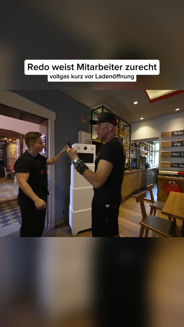 Vor der Öffnung! 🔑

Kurz vor der Öffnung eines Restaurants ist es wichtig, alles vorzubereiten: Tische eindecken, die Terrasse herrichten, Musik und Lichter anmachen und den Laden insgesamt startklar machen. Nur so kann man pünktlich und ordentlich in den Service starten und den Gästen direkt ein gutes Gefühl geben.

#gastronomie #gastro #restaurant #vorbereitung #service