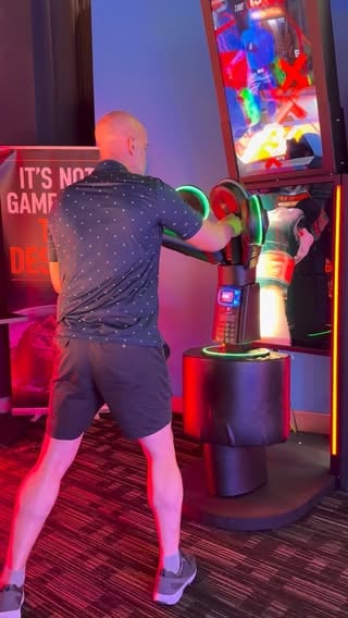 Una delle attività organizzate da @uconn per gli atleti, è stata in questa sala giochi, per un paio d’ore. Brian è ancora lì. 
.
.
. #daveandbusters #funnyvideo #videodivertenti