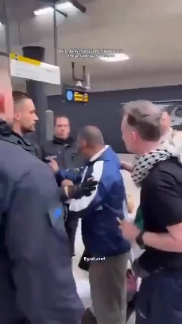 🇩🇪 Un palestino le grita y amenaza a la policía alemana…Mira lo que le pasó en menos de 10 segundos 😂Esto es lo que pasa cuando la policía no tiene las manos atadas por políticos cobardes.Europa despertando tarde… pero despertando. by @patobonato