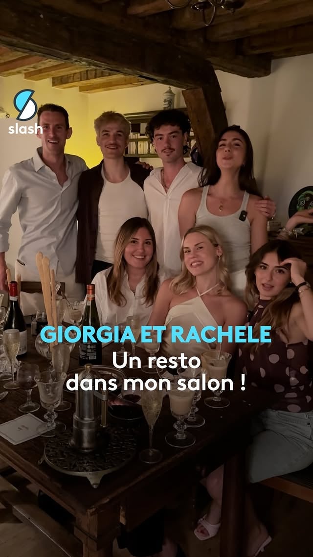 Les gens arrivent, ils ne se connaissent pas. Et après ils partent et ils sont amis. »À Paris, Giorgia (@ccapgio ) et Rachele (@rachelegialletti ) organisent des dîners avec des inconnus.Après s’être rencontrées loin de leur Italie natale, elles ont décidé d’ouvrir leur porte à celles et ceux qui cherchent simplement à créer du lien.Autour d’une table, d’un repas et de quelques assiettes de pâtes 🍝 #food #restaurant #manger #paris #rencontre by @francetvslash