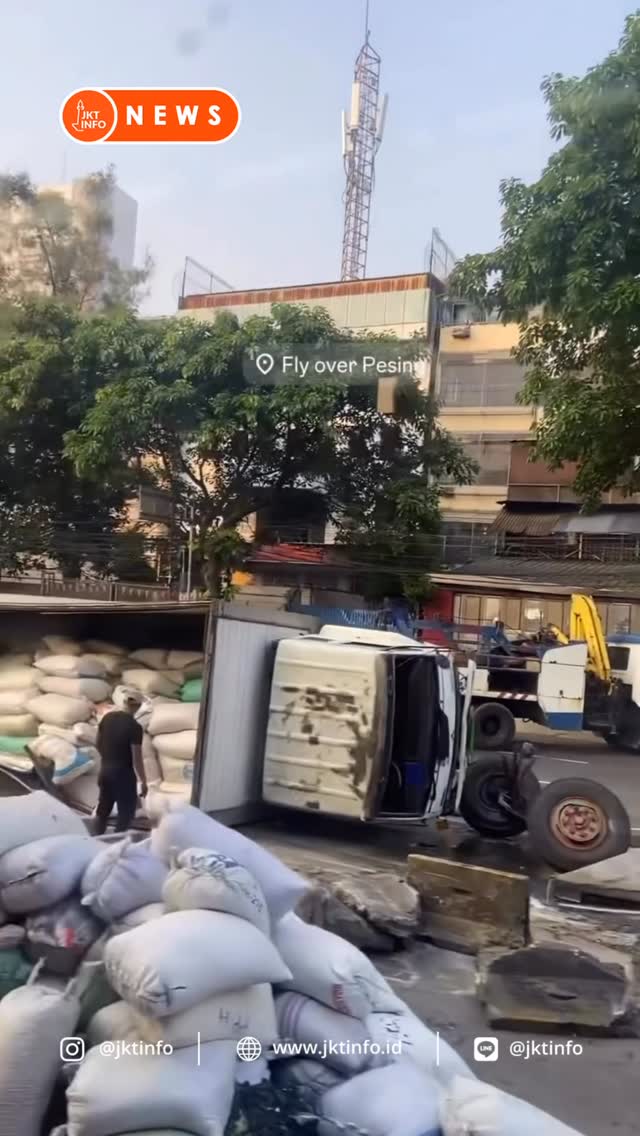Truk terguling di Flyover Pesing Jl. Daan Mogot Jakarta Barat, Rabu (10/6) pagi dan mengakibatkan kemacetan panjang di ruas jalan tersebut.
-
video @cacaazll #jktinfo