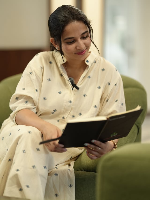 📖🪁Wearing @naadahbyminna 📸 @alanjobkattoor by @annam_jon