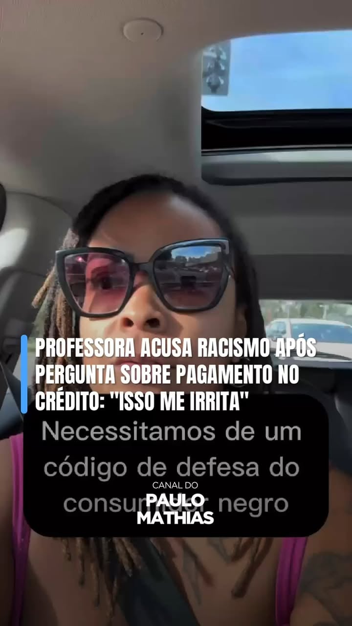 A influenciadora e professora da Universidade Federal da Bahia (UFBA), Bárbara Carine, utilizou suas redes sociais para denunciar um episódio que considera uma prática recorrente e discriminatória no atendimento a pessoas negras. O relato traz à tona o debate sobre o racismo estrutural que se manifesta em situações cotidianas de consumo.

Segundo a professora, a situação aconteceu no momento em que ela ia pagar por uma refeição e a atendente do estabelecimento questionou, de forma direta, se a compra seria feita na modalidade crédito. Bárbara ressaltou que esse tipo de conduta não é isolado e reflete estereótipos preconceituosos profundamente enraizados na sociedade, os quais costumam subestimar o poder de compra da população negra.

🎥 Reprodução: @uma_intelectual_diferentona