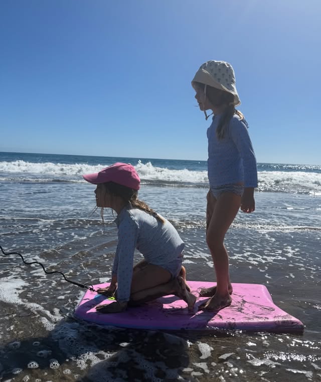 Ser isleña es llevar el mar 🌊 en el alma. Es saber que, por mucho que viaje o ande por el mundo, mi lugar seguro siempre estará donde rompen las olas de mi querida isla, Gran Canaria. El océano no es solo el paisaje que me vio crecer; es el latido del planeta y nuestra mayor fuente de vida. Nos da el aire que respiramos, nos alimenta, nos sana y nos mantiene en calma. El mar nos necesita hoy más que nunca. Cuidar de los océanos no es una opción, es nuestra responsabilidad. Si queremos que nuestros hij@s puedan seguir disfrutando de nuestras playas como hemos hecho nosotros , hay que empezar a mirar hacia dentro. Cada 8 de junio se celebra el Día Mundial de los Océanos. Una fecha que trata de concienciar sobre la importancia de mantener limpios nuestros mares, océanos y recursos marinos en general, algo vital teniendo en cuenta que el agua cubre más de un 70% de la superficie del planeta y que los océanos son responsables del 50% del oxígeno que se produce. Además, según datos de Naciones Unidas para el medio ambiente, se estima que en el año 2050 habrá en el mar más plásticos que peces.A qué estamos esperando ??El mar lo es todo para los isleños, en el hemos pasado más de la mitad de nuestra vida pero lo es también para los que no los son, porque el mar es la casa de todos 🩵 #cuidemos nuestros mares #yocuidomiplaya🗑 #diamundialdelosoceanos by @ariadneartiles