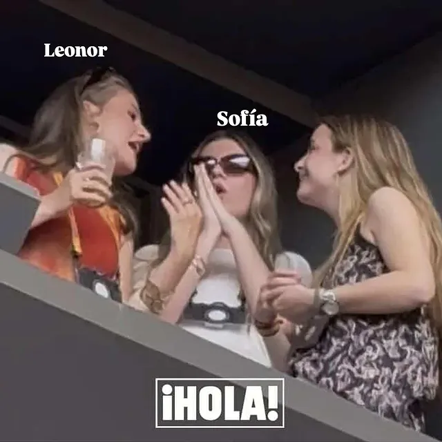 07.06.26​La Princesa Leonor y la Infanta Sofía sorprendieron este fin de semana al asistir al concierto de Bad Bunny en el estadio Metropolitano de Madrid, justo después de cumplir con la agenda oficial por la visita del Papa.#PrincesaLeonor #InfantaSofia #FamiliaRealEspañola #badbunny ©️ HolaTv by @leonorysofiaaltezasreales