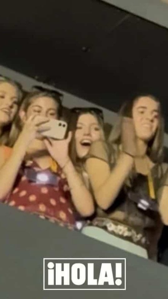07.06.26​La Princesa Leonor y la Infanta Sofía sorprendieron este fin de semana al asistir al concierto de Bad Bunny en el estadio Metropolitano de Madrid, justo después de cumplir con la agenda oficial por la visita del Papa.#PrincesaLeonor #InfantaSofia #FamiliaRealEspañola #badbunny ©️ HolaTv by @leonorysofiaaltezasreales