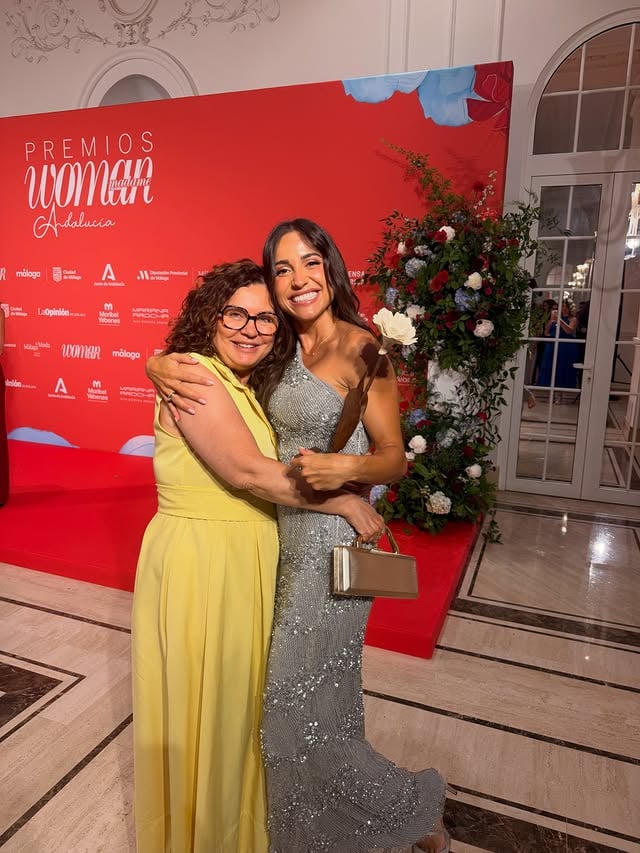 Publi COQUETES!!! Hemos recibido el premio @woman_es Andalucía al talento y no sabéis la ilusión que me ha hecho… Este reconocimiento es para mí, pero también para todas vosotras por hacerlo posible a mi lado. Esto hay que celebrarlo!! ✨🏆
1. Celebrando el premio con mi mami!! 
2. Os dejo por aquí el discurso ❤️ Por supuesto teníais que estar en mi dedicatoria!! 
3. Loookazo!! Amando este vestido de @victoria.coleccion 
4 y 5. Detalles inolvidables 
6. WE WE WE WE 
7. Gracias de nuevo a toda mi familia de @woman_es por sus bonitas palabras y el reconocimiento a todos estos años de trabajo
8. Pelazo que me dejó @alvarosamchez_ con @sebastianproes 
9. Dedicatoria de mi @eternallya jajajja LA AMO 
10. Mi cara de emoción recibiendo esos preciosos aplausos 
11. Mi girl team!! @eternallya @natashasdlg @mary_cordero y mi mami!! 
12. Pasando por el photocall… y de fondo escucháis a mi @evenpic que no sabéis la ilusión que me hizo verle allí!! 
13. Mis chicasssd @natashasdlg @eternallya 
14. Celebrando sueños cumplidos juntas @mary_cordero @kidita @sergiogeid Os extrañamos mucho!! @twic_thewolfiscoming 
15. Rodeada de mujeres súper talentosas. Un honor recibir este premio junto a ellas 
16. Maquillaje de @shiseido #mymakeupshiseido Menuda piel glow… Brutal ✨ @alvarosamchez_ 
17. @rociosotoparejo fue el colofón a esta gran gala 
18 y 19. Fotitos bonitas
20. Respondiendo preguntas divertidas 😂

#coleccionandomomentos #premioswomanandalucía